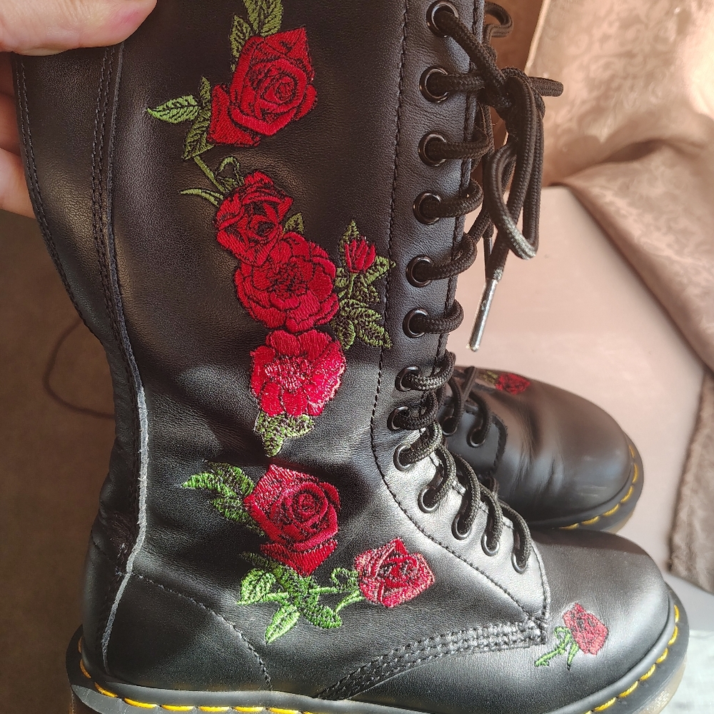 Floral Embroidered Black Boots Dr Martens Vonda